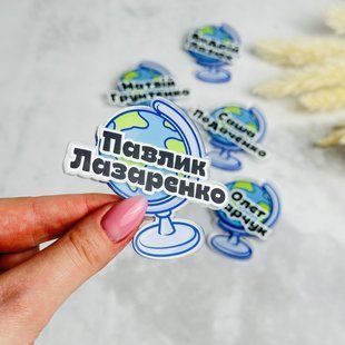 Праздничный именной бейджик глобус на булавке для школьников и выпускников с индивидуальным дизайном. В80 фото