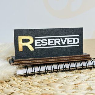 Табличка Reserved для резервування столу з чорної фанери з золотим елементом T77 фото