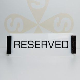 Настільна табличка Reserved з молочного акрилу з фанерними ніжками для ресторанів і кафе T74 фото