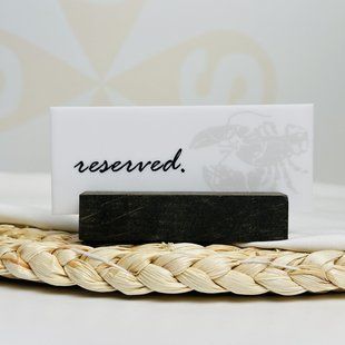Табличка &laquo;Reserved / Резерв&raquo; черно-белая в деревянной подставке из массива, настольная T72 фото