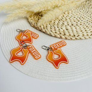 Корпоративный акриловый брелок на карабине на 2 элемента &mdash; брендированный мерч на заказ B130 фото