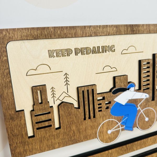 Медальниця велосипедиста &laquo;Keep Pedaling&raquo; &mdash; дерев'яний стенд для нагород НMD549 фото