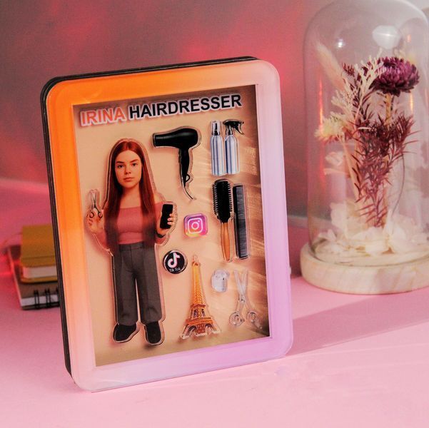 Именная 3D фоторамка с индивидуальным персонажем, созданным по фото. Идеальный подарок для ПАРИКМАХЕРА F45.12 фото